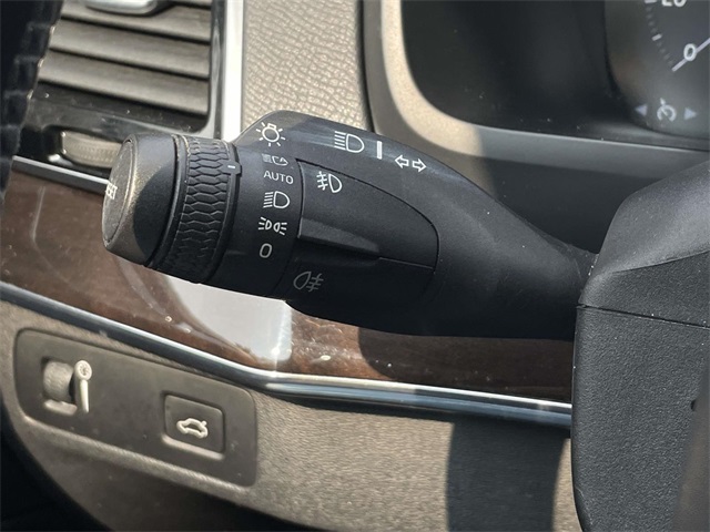 2016 Volvo XC90 T6 Momentum photo 31