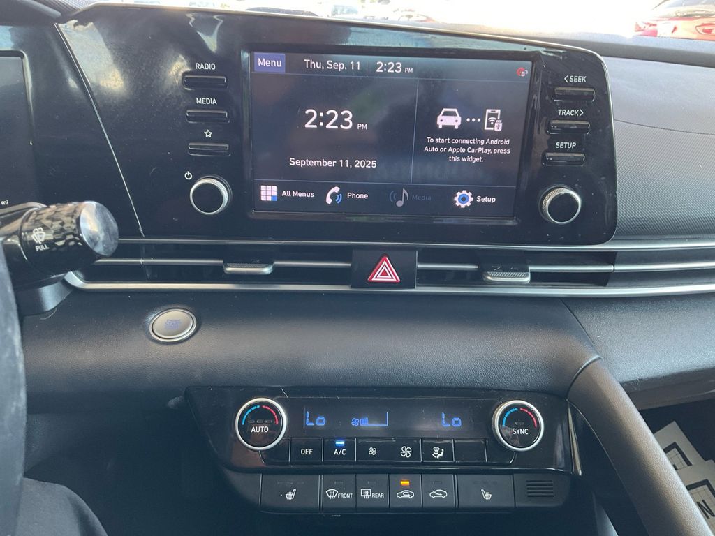 2022 Hyundai Elantra SEL photo 18