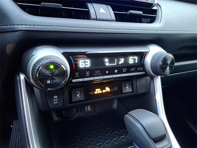 2025 Toyota RAV4 XLE photo 7