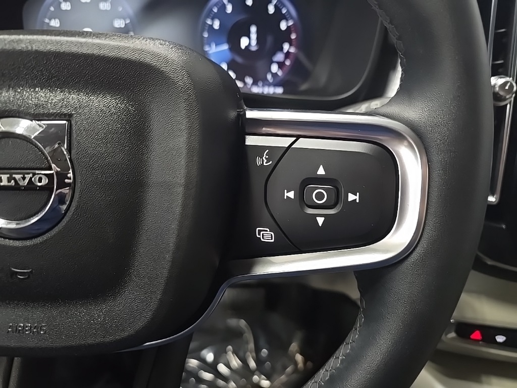2022 Volvo XC40 Momentum photo 20