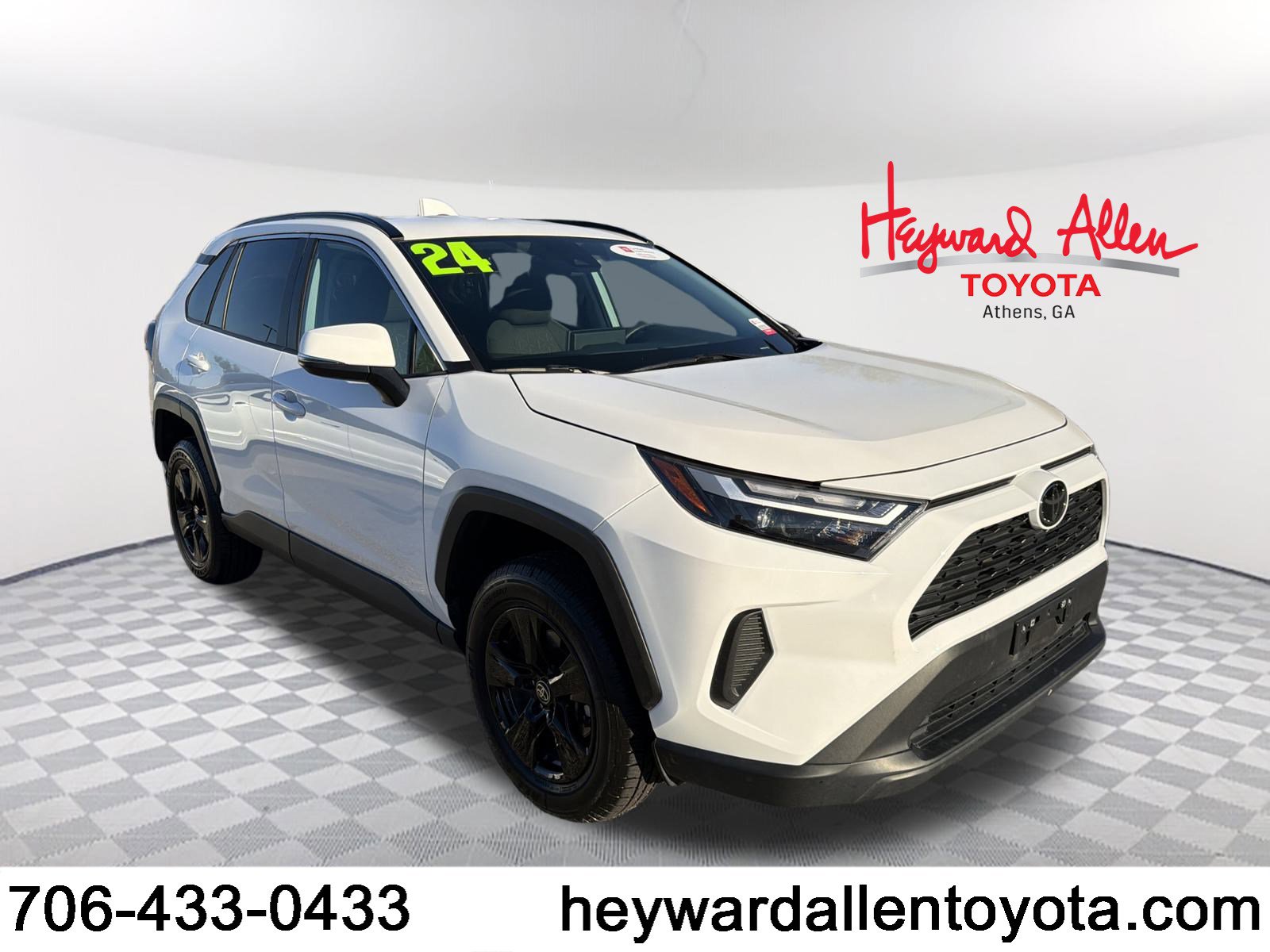 2024 Toyota RAV4 XLE's photo