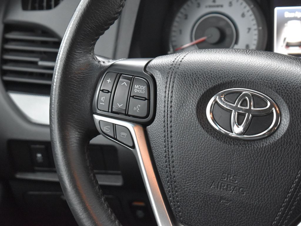 2017 Toyota Sienna SE photo 15