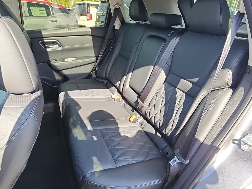 2026 Nissan Rogue Platinum AWD photo 5
