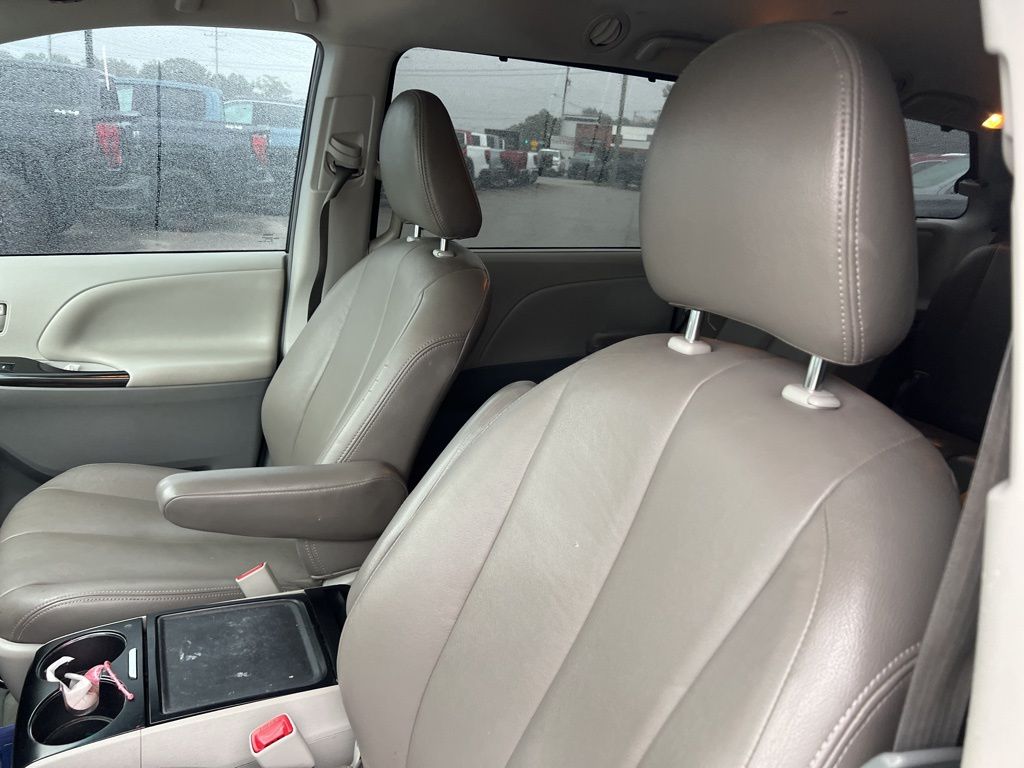 2014 Toyota Sienna LE photo 10