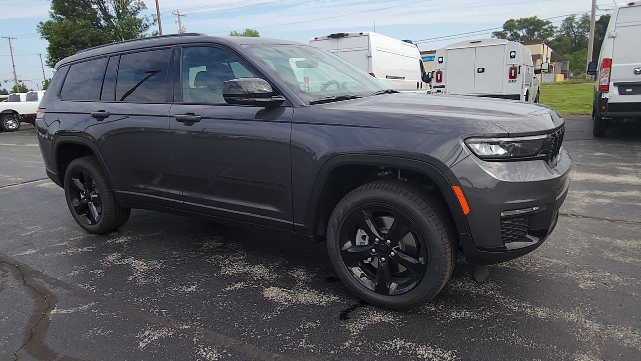 2025 Jeep Grand Cherokee Limited photo 2