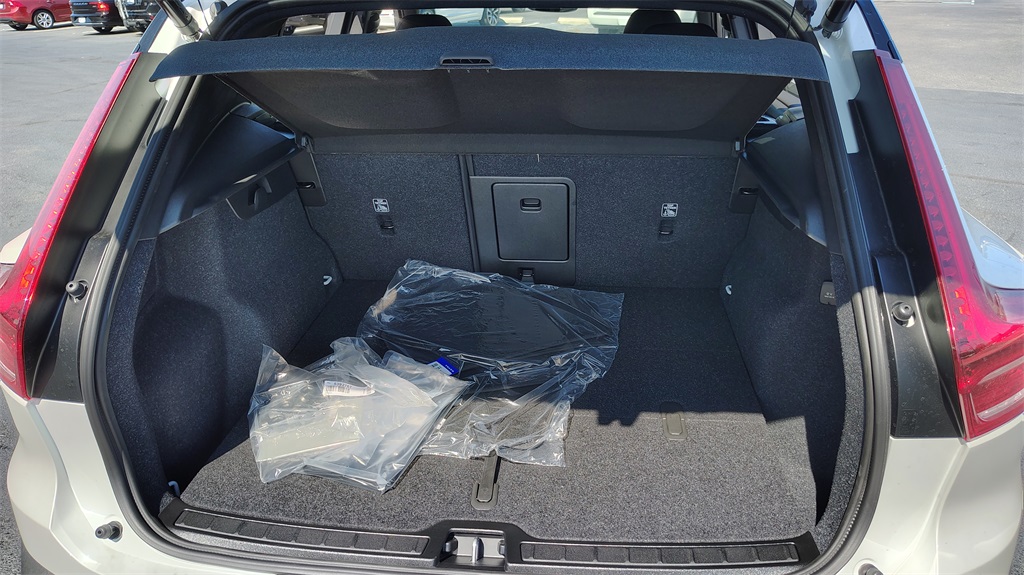 2026 Volvo XC40 photo 31