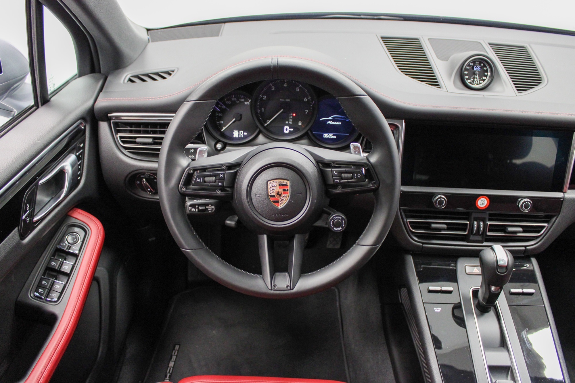 2025 Porsche Macan Base photo 18