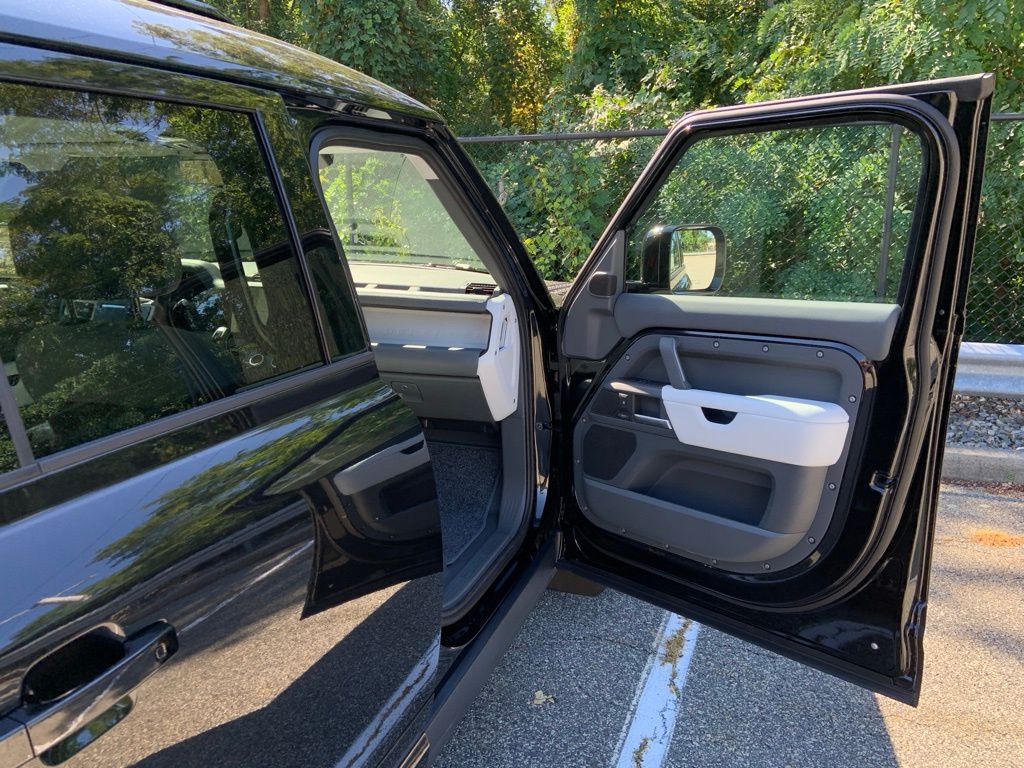2025 Land Rover Defender 110 X-Dynamic SE photo 14