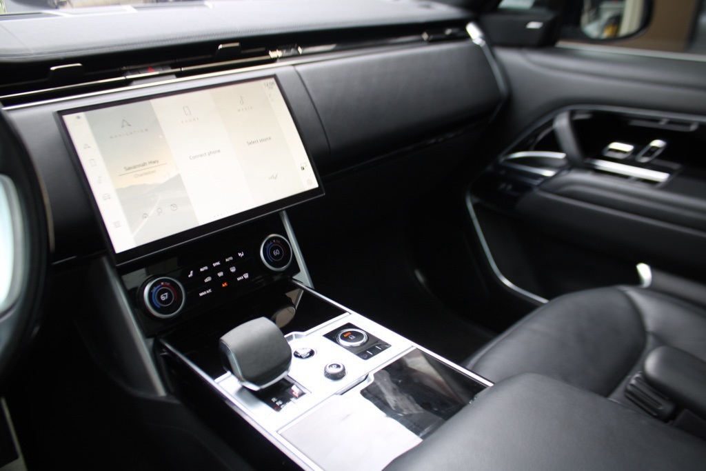2023 Land Rover Range Rover SE photo 17