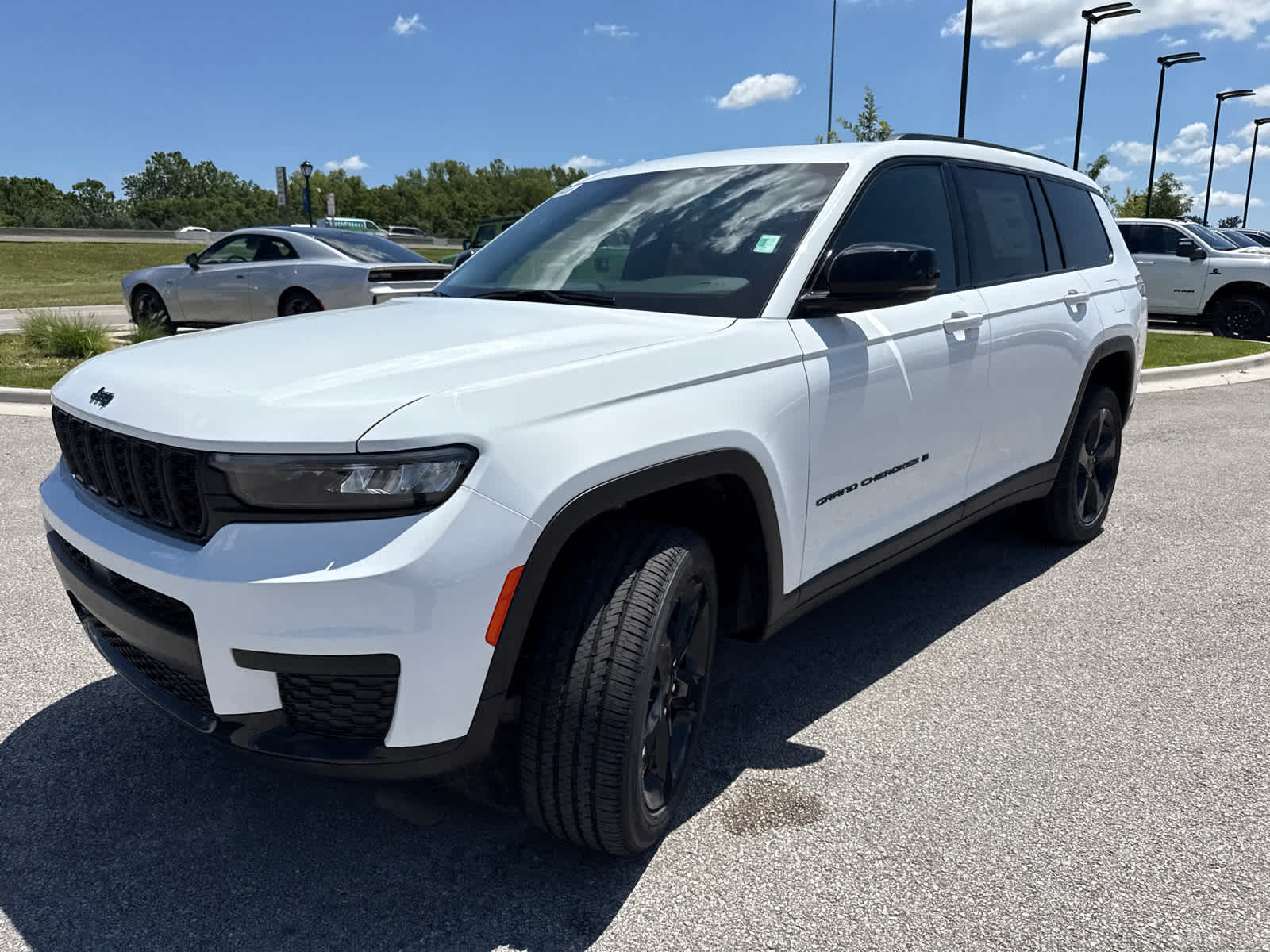 2025 Jeep Grand Cherokee Laredo photo 4