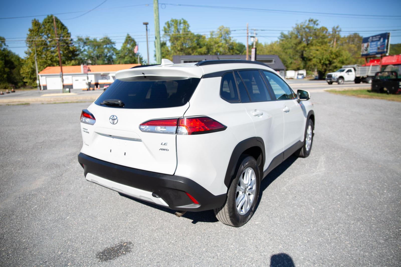 2024 Toyota Corolla Cross LE photo 3