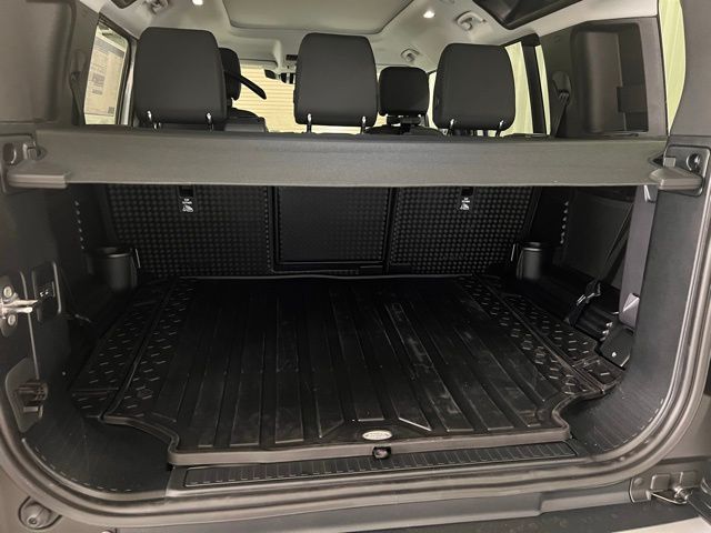 2025 Land Rover Defender 110 S photo 16