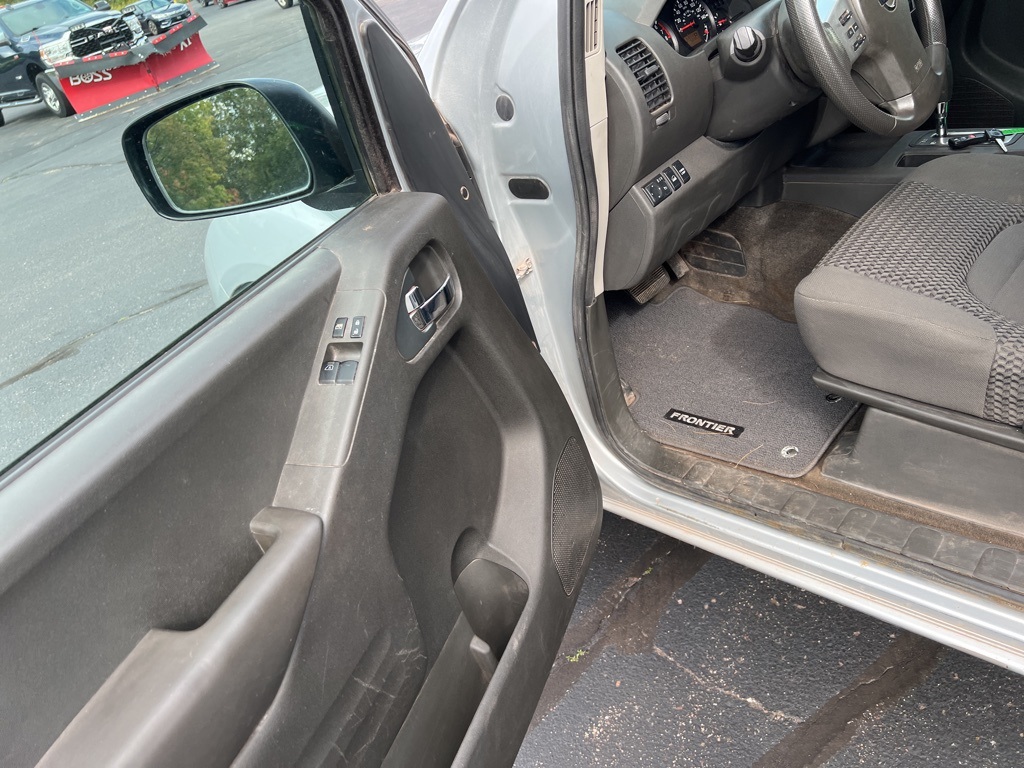 2015 Nissan Frontier SV photo 4
