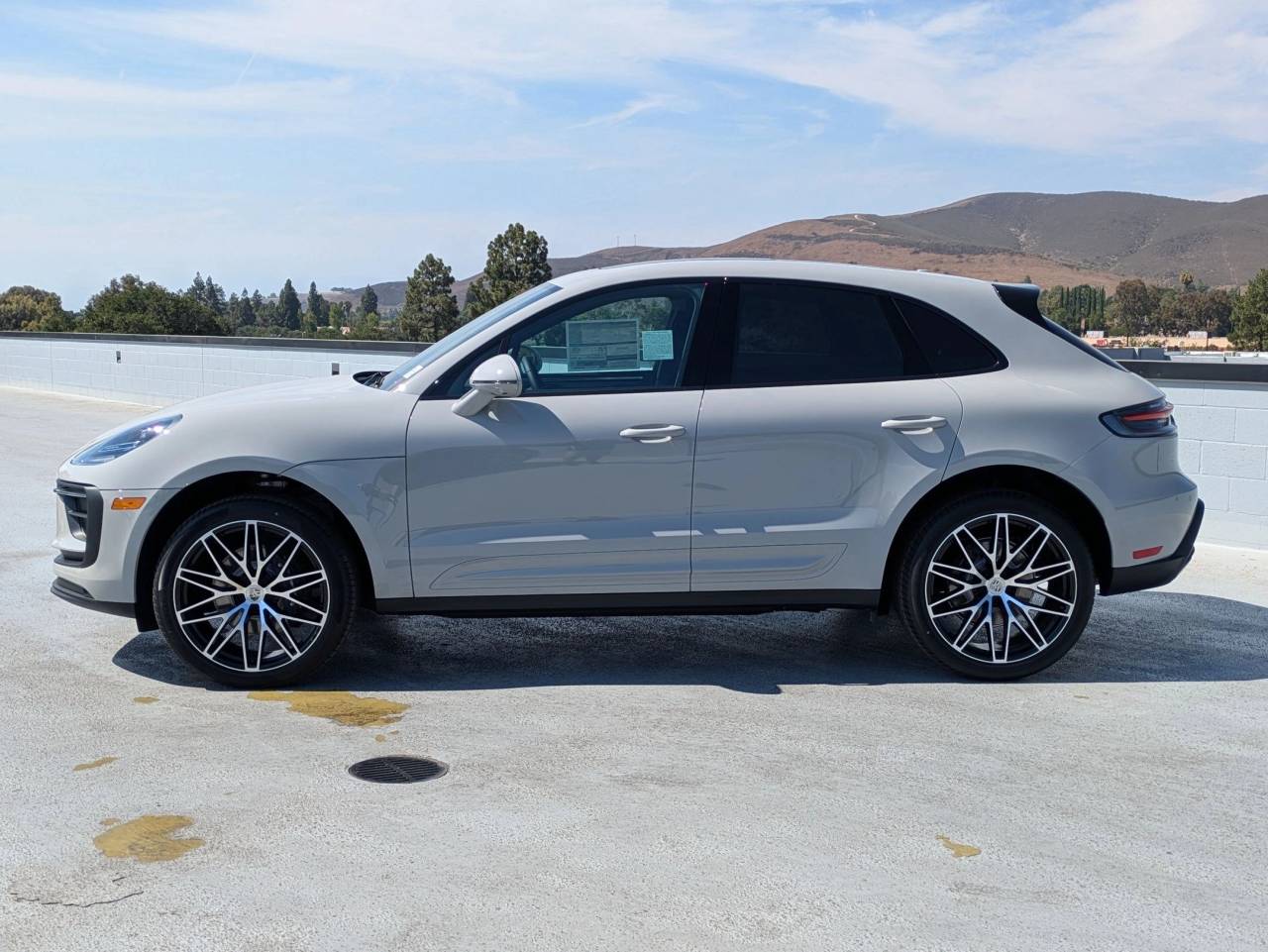 2025 Porsche Macan T photo 2