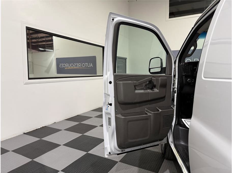 Used 2017 Summit White Chevrolet Van 3D image 13