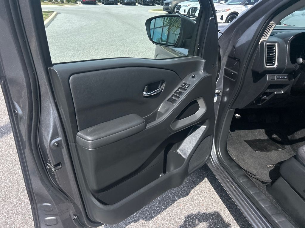 2024 Nissan Frontier SV photo 9
