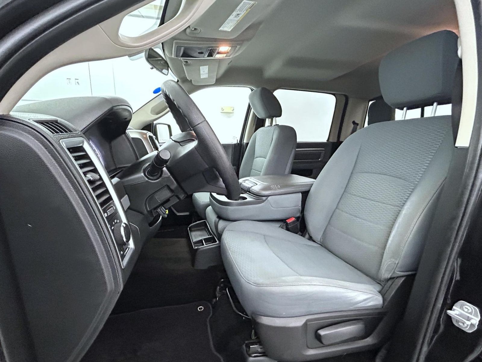 2017 Ram 1500 SLT photo 8