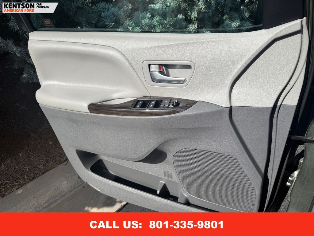 2019 Toyota Sienna XLE photo 21