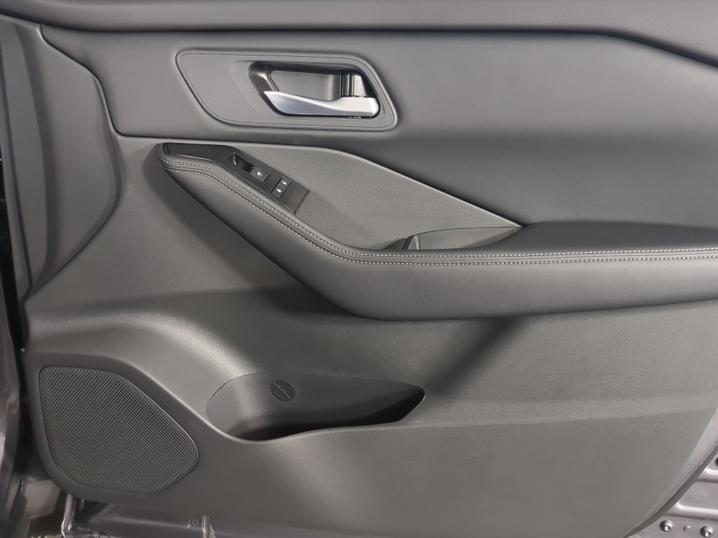 2026 Nissan Rogue SV photo 13