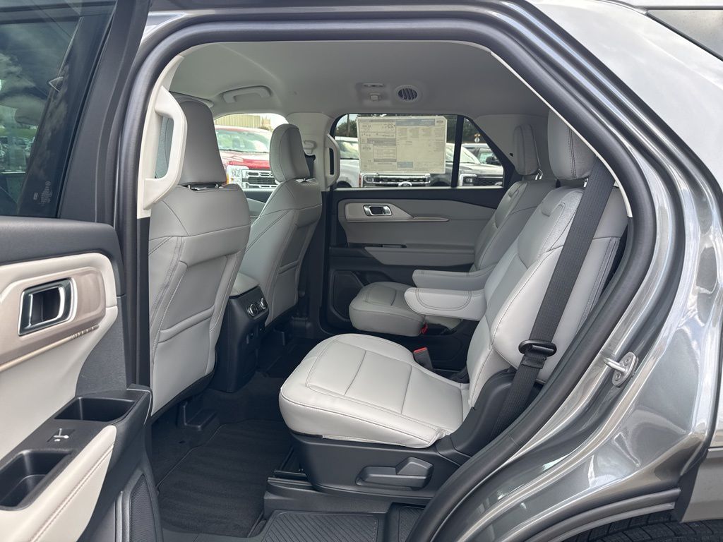 2025 Ford Explorer photo 13