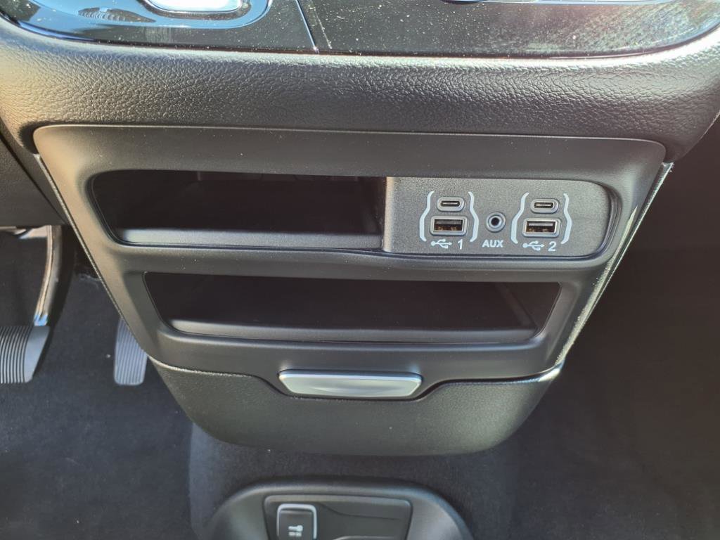 2025 Chrysler Voyager LX photo 23