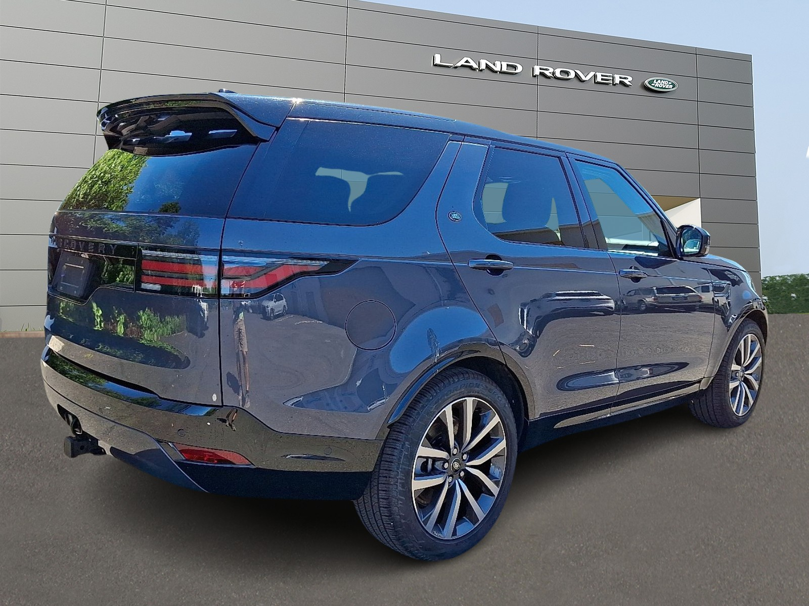2024 Land Rover Discovery P300 Dynamic SE photo 2