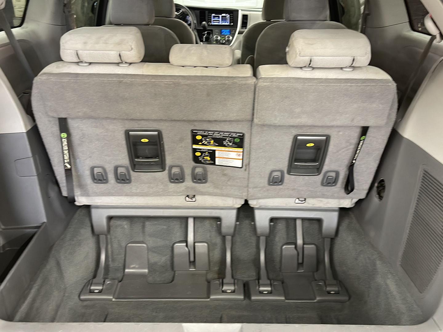 2020 Toyota Sienna L photo 7
