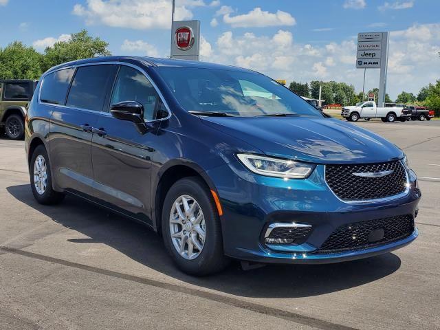 2025 Chrysler Pacifica photo 2