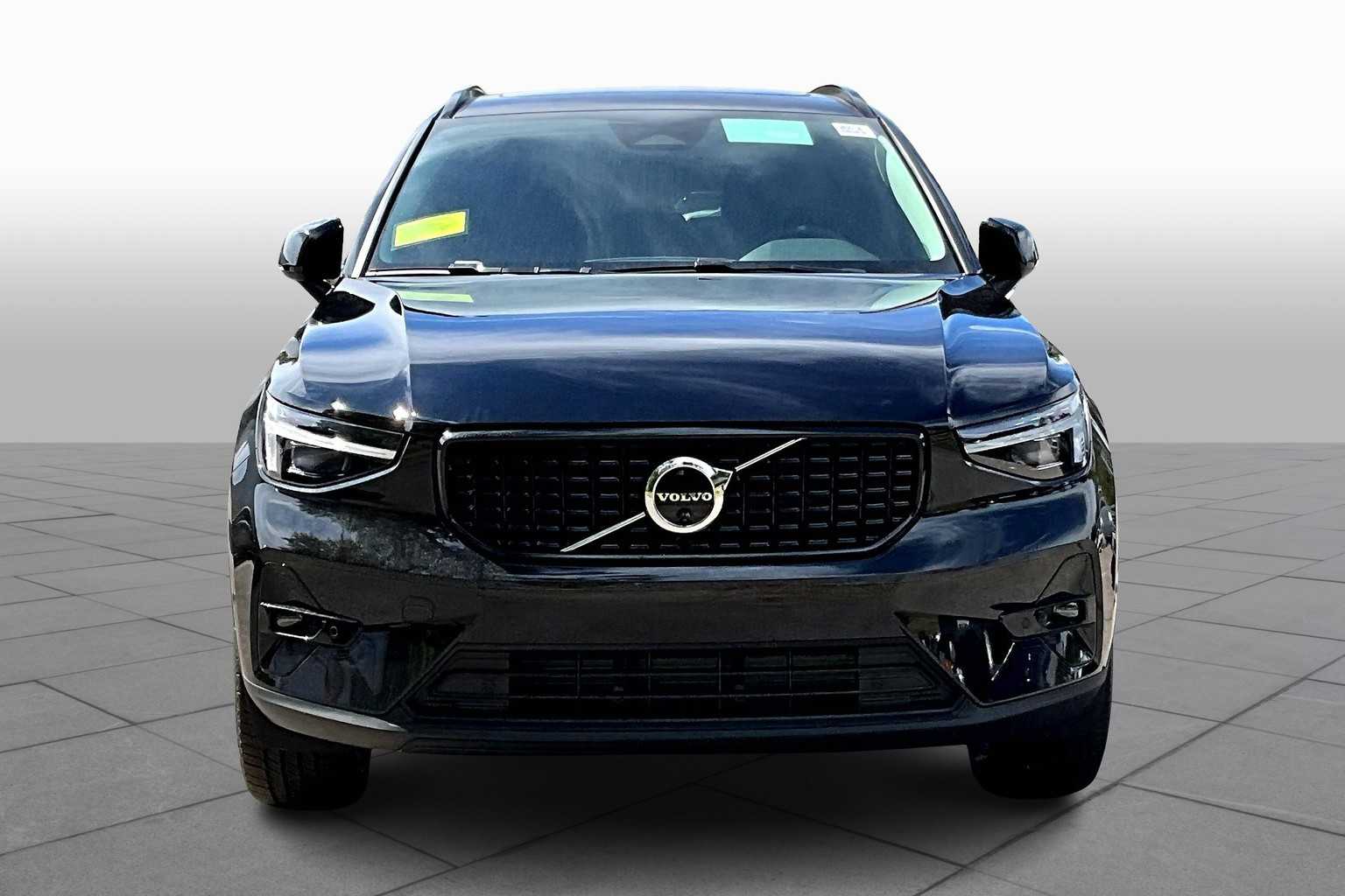 2026 Volvo XC40 Plus photo 2