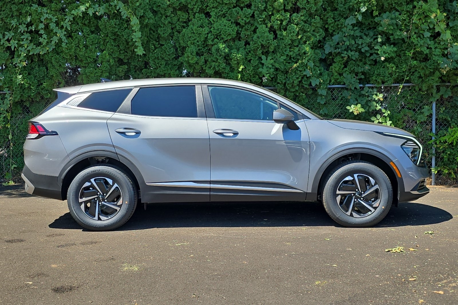 2025 Kia Sportage LX photo 2
