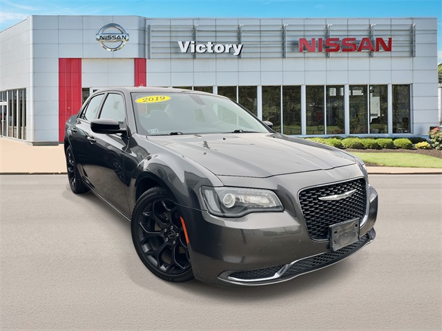 2019 Chrysler 300 Touring's photo