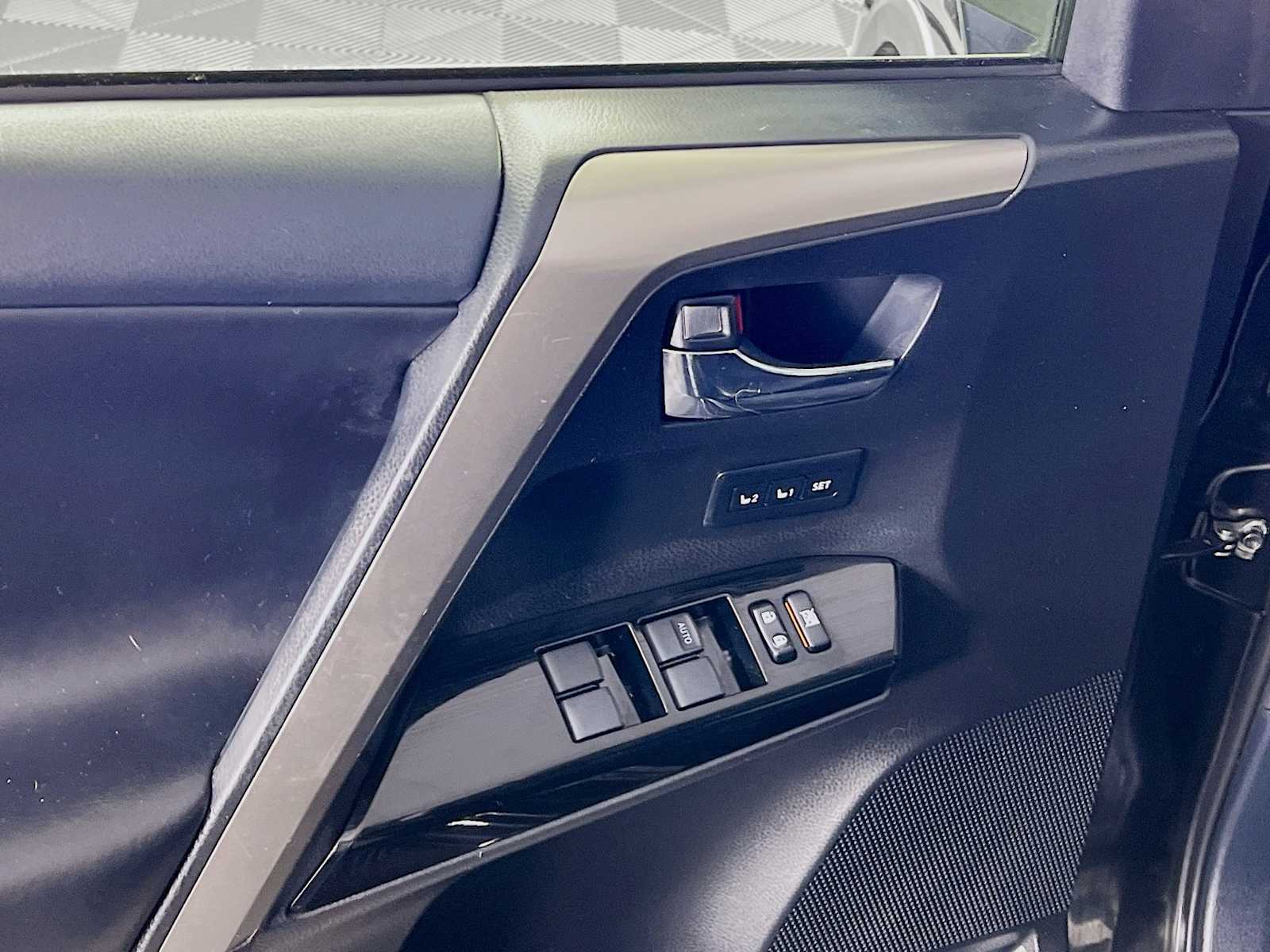 2018 Toyota RAV4 Hybrid Limited photo 17
