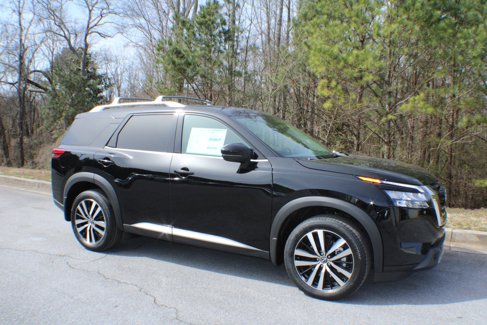 2025 Nissan Pathfinder Platinum's photo