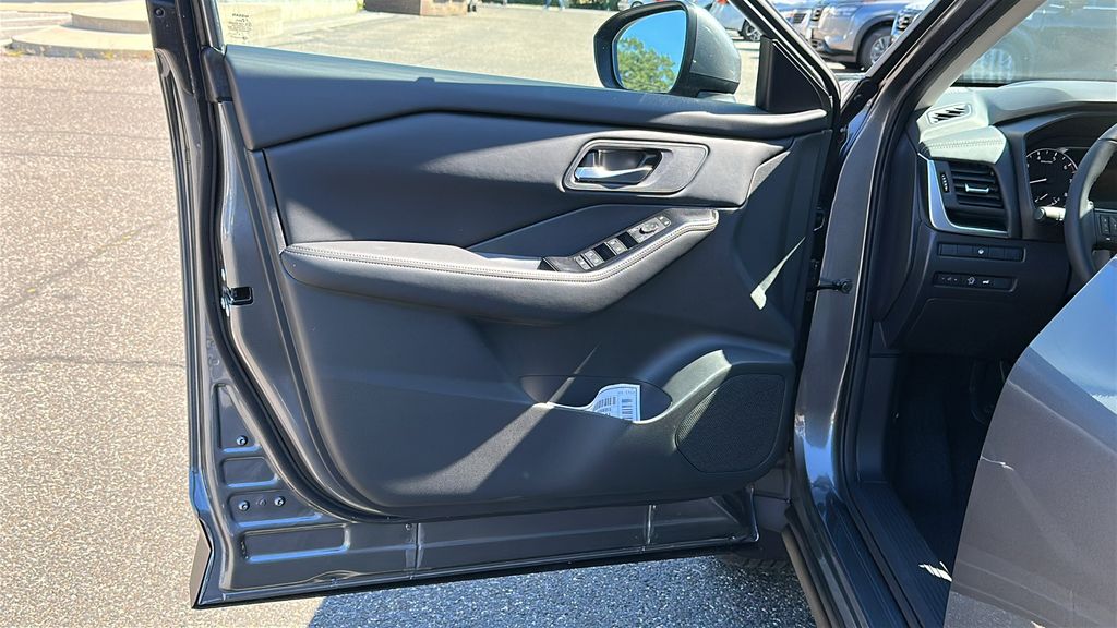 2026 Nissan Rogue SV photo 9
