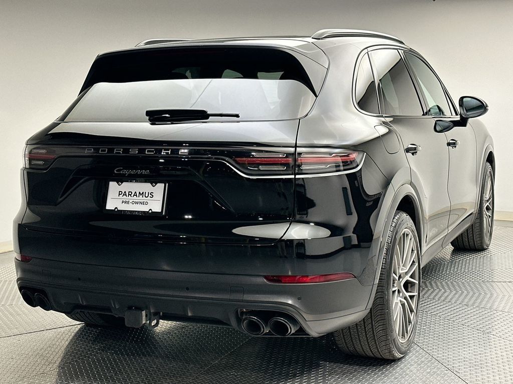 2022 Porsche Cayenne Base photo 3