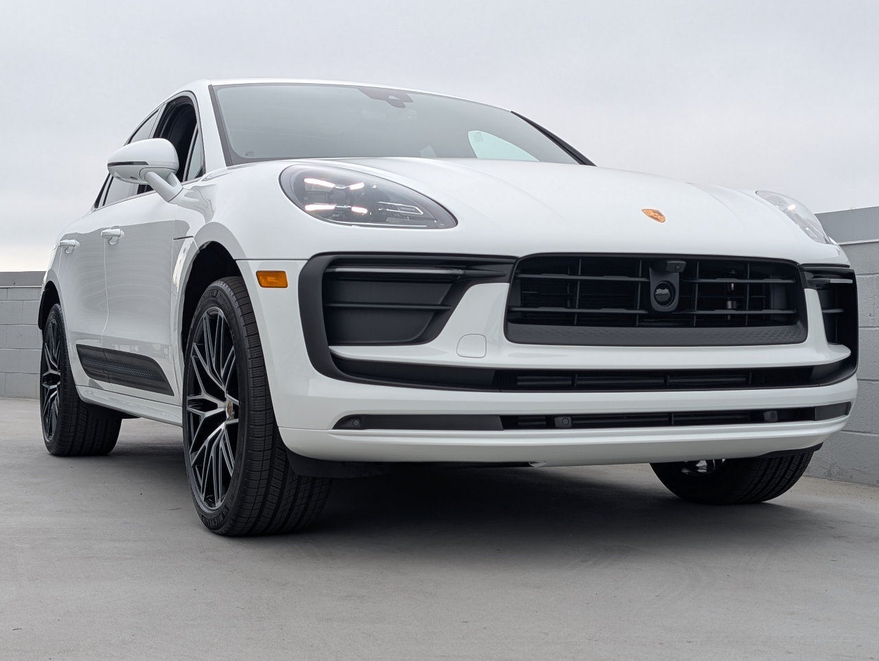 2025 Porsche Macan T photo 23