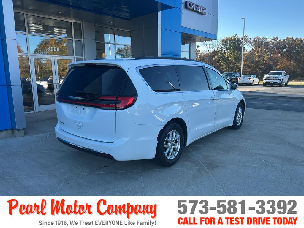 2022 Chrysler Pacifica Touring L photo 3