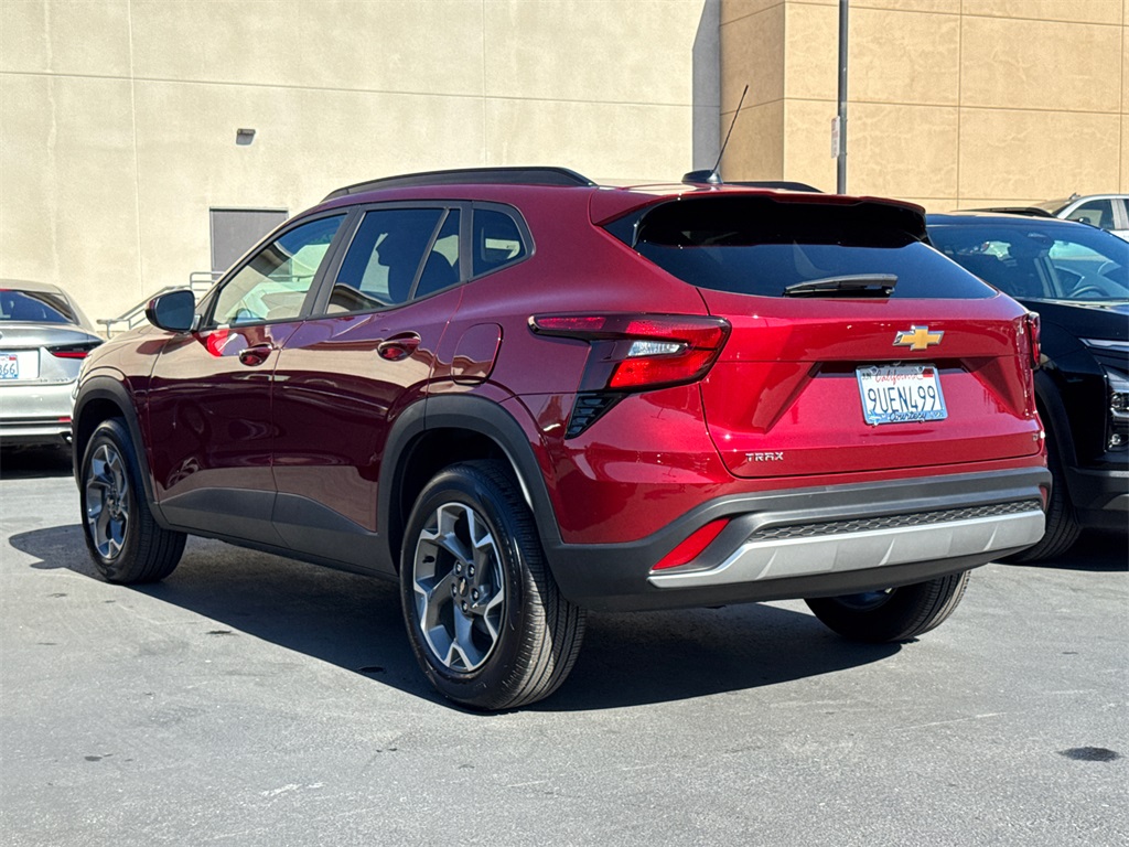2025 Chevrolet Trax LT photo 8
