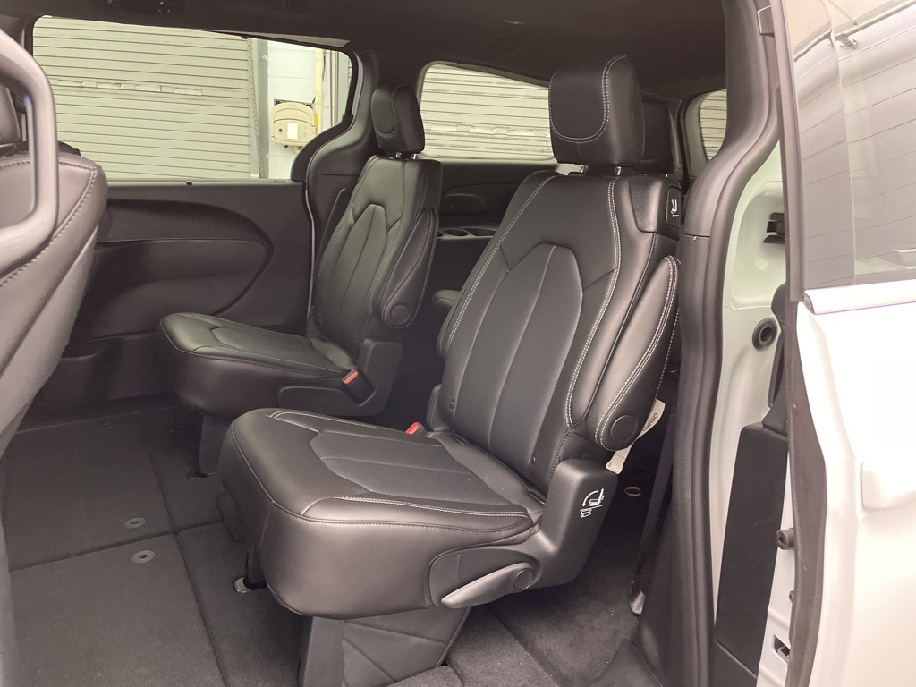 2026 Chrysler Pacifica photo 12