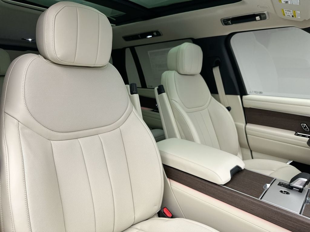 2025 Land Rover Range Rover SE photo 5