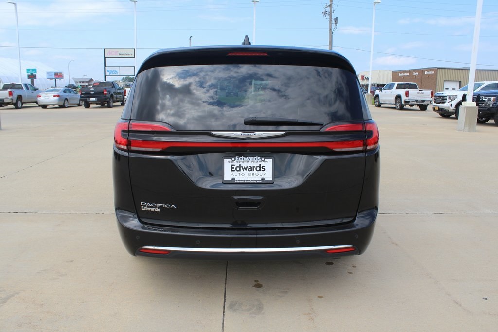 2023 Chrysler Pacifica Touring L photo 4
