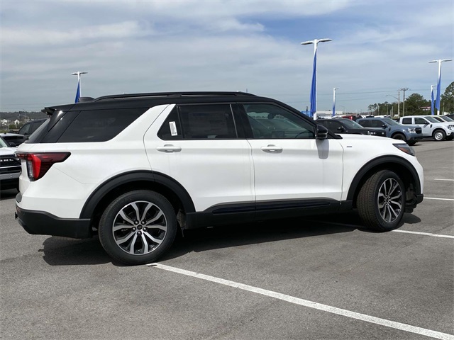 2025 Ford Explorer ST-Line photo 2
