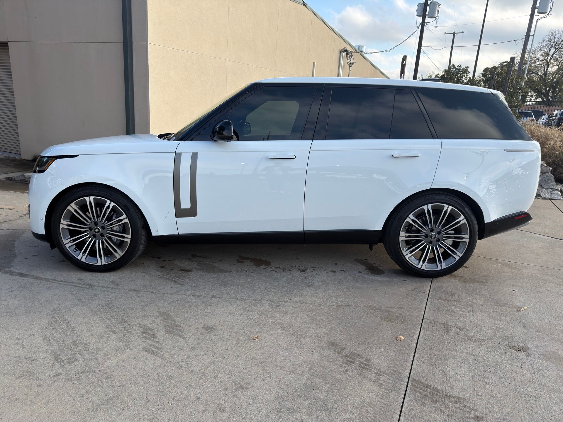 2025 Land Rover Range Rover SE photo 2