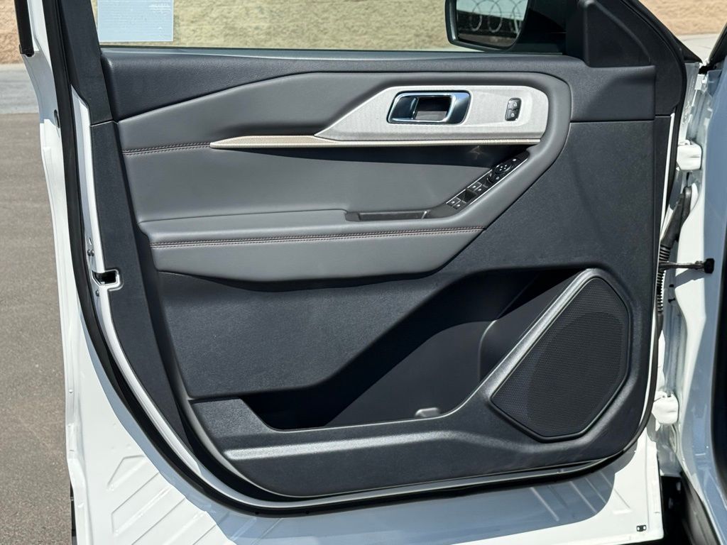 2025 Ford Explorer photo 14