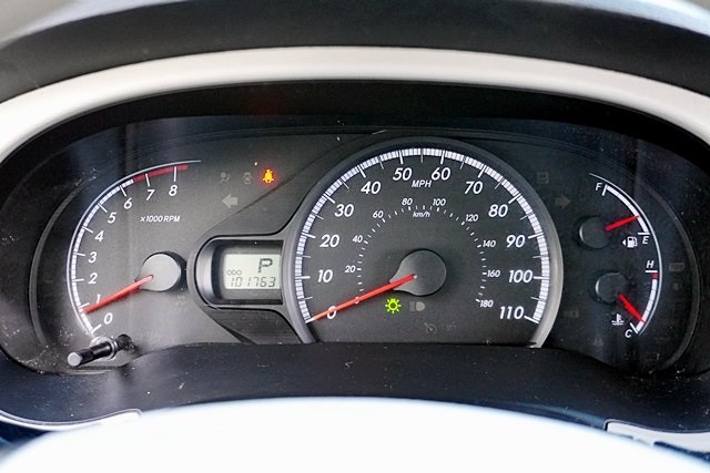 Used 2014 Silver Toyota LE image 30