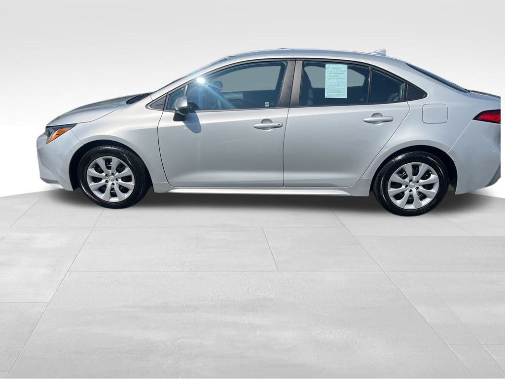 2022 Toyota Corolla LE photo 2