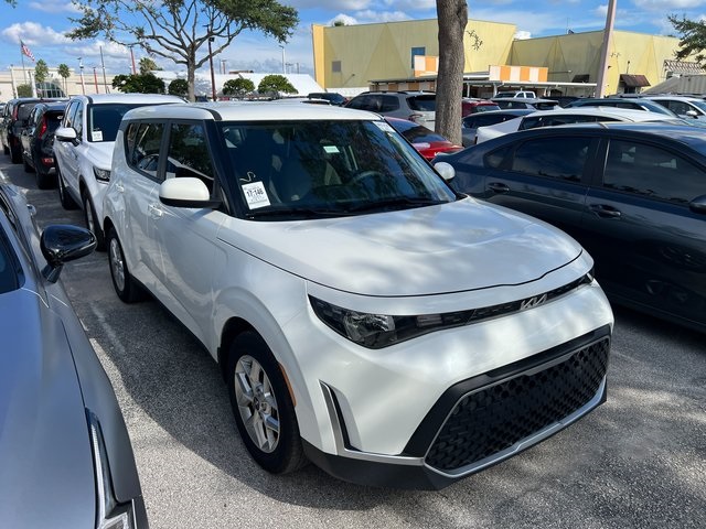 2025 Kia Soul LX photo 3