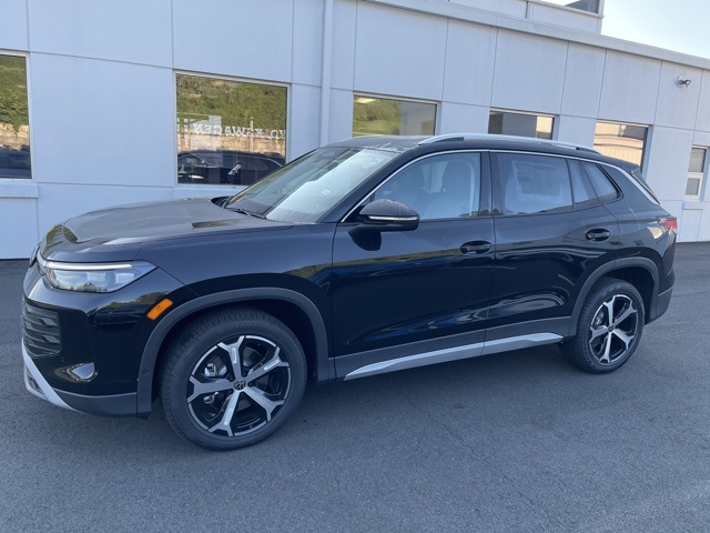 2025 Volkswagen Tiguan SE photo 2