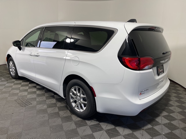 2025 Chrysler Voyager LX photo 4
