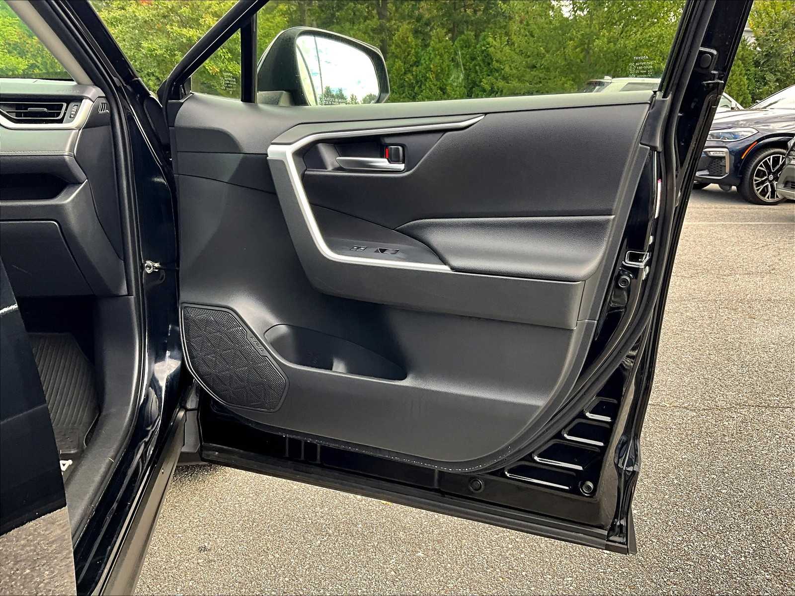 2021 Toyota RAV4 XLE photo 12